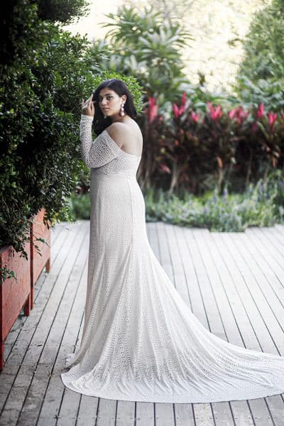 צ'רי מבית סטודיו לבנה, שמלת כלה במידה גדולה בוהו שיק עם שרוולי תחרה ארוכים ומחשוף עמוק, חצאית צמודה ושובל