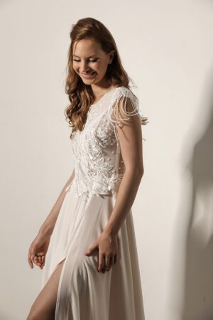 לארה מבית סטודיו לבנה שמלת כלה צנועה שרוול קצר עם פרנזים ותחרה מנצנצת
