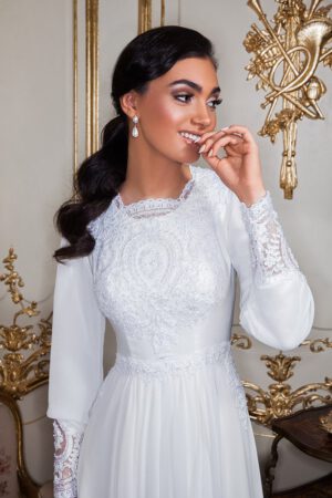 שני מבית סטודיו לבנה, שמלת כלה צנועה עם חלק עליון של תחרה מחורזת ושרוולי שיפון ותחרה