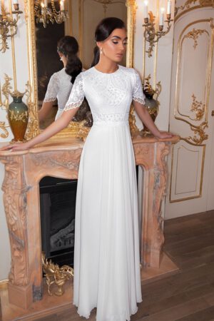 שרון מבית סטודיו לבנה, שמלת כלה צנועה בוהו שיק עם תחרה משובצת פנינים וחצאית שיפון נשפכת