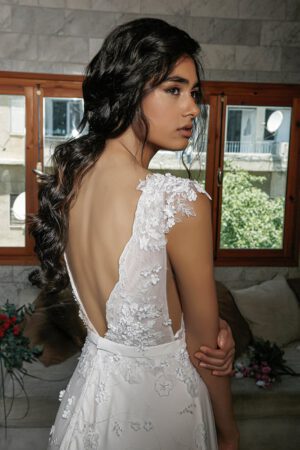 ורד מבית סטודיו לבנה שמלת כלה עם גב פתוח מתחת תלת מימד מחורזת
