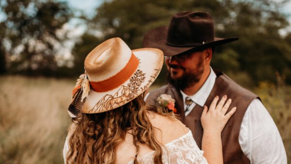 Plus size bride in the cowboy hat and country wedding dress